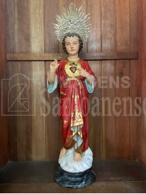 Menino Jesus de  80 cm  de resina revestida de fibra com coração  bordado purpurina